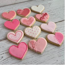 Surtido de galletas con forma de corazones rosas
