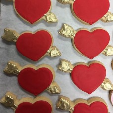 Galletas de azúcar con forma de corazón rojo y dorado
