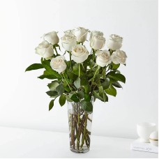 Ramo de rosas blancas de tallo largo (Estándar - 12 rosas)