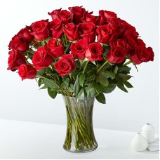 Cincuenta rosas rojas de tallo largo con jarrón