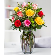 12 rosas surtidas en jarrón