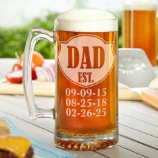 El papá estableció la taza de cerveza de gran tamaño