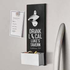 Abridor de botellas de pared con texto "Bebe local"