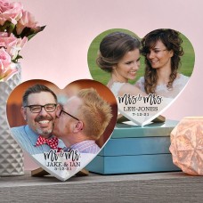 Foto de pareja moderna con corazón de madera