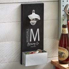Abrebotellas de pared con monograma moderno