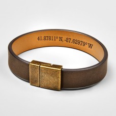 Pulsera de cuero con coordenadas ocultas