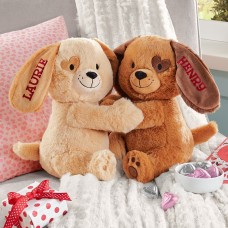 Mucho amor abrazando cachorros