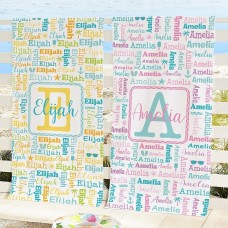 Toalla de playa con collage de nombres y diseño playero