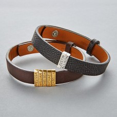 Pulsera de cuero con nombres apilados
