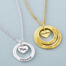 Colgante con nombre de familia rodeado de amor