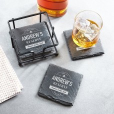 Posavasos de pizarra con el nombre de la destilería