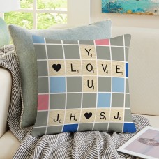 Cojín decorativo con corazones iniciales