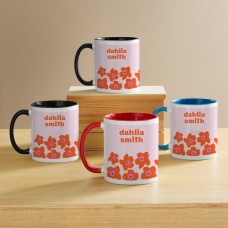 Taza con estampado floral llamativo