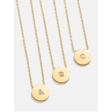 Collar con disco personalizado de oro de 18 quilates con una sola inicial.