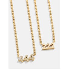 Collar con placa personalizada con número de ángel en oro de 18 quilates