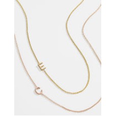 Collar asimétrico personalizado con inicial de Maya Brenner