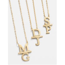 Collar personalizado con iniciales apiladas en oro de 14 quilates