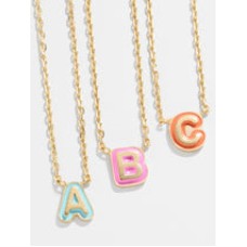 Collar con inicial esmaltada en oro de 18 quilates
