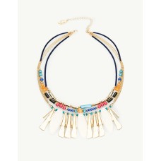 Collar con piezas de resina y metal