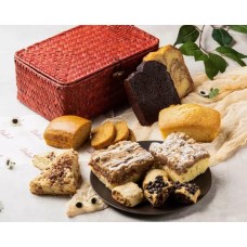 Cesta de regalo con los pasteles y bollos favoritos de la panadería