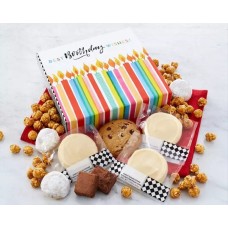 Caja de regalo de cumpleaños con galletas y aperitivos