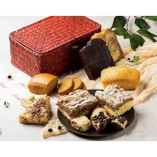 Cesta de regalo con los pasteles y bollos favoritos de la panadería