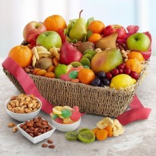 Recién salido de la cesta de frutas, nueces y dulces