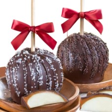 Las manzanas de caramelo cubiertas de chocolate oscuro de ensueño se combinan en una caja de regalo de madera