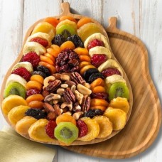Pacanas de caramelo de frutas secas y mantequilla en forma de pera Tablero de corte de bambú