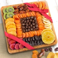 Frutos secos y nueces de chocolate en una bandeja de bambú para cortar