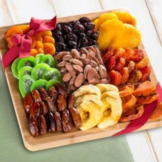 Surtido de frutos secos con almendras sobre tabla de cortar de bambú Bandeja para servir con asas