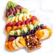 Frutos secos y nueces en tabla de cortar de bambú en forma de árbol