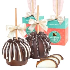 Par de manzanas acarameladas bañadas en chocolate con leche y chocolate negro