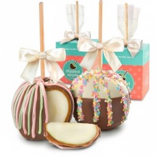 Par de manzanas acarameladas cubiertas de chocolate para celebrar dulces