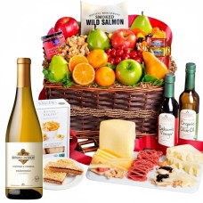Generosa canasta de frutas con los favoritos del mercado gourmet y vino: Chardonnay Kendall-Jackson