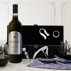 Set de regalo de vino tinto y accesorios de Sterling Vineyards