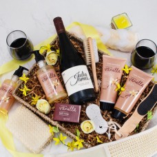 Tratamiento de spa antiestrés y cesta de regalo con vino tinto
