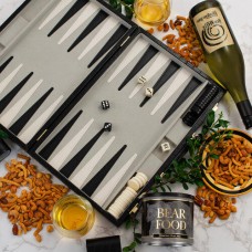 Juego de backgammon y vino blanco para una noche de juegos.