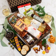 Caja de regalo con vino blanco sin alcohol, queso y galletas saladas.