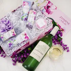 Set de regalo de vino blanco y spa calmante con jazmín y lila