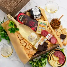 Caja de regalo con vino espumoso italiano sin alcohol y antipasto.