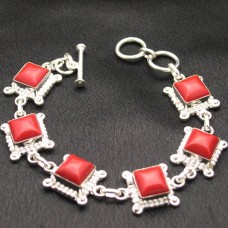 Pulsera de cadena de plata de ley y coral rojo, elaborada por un artista.