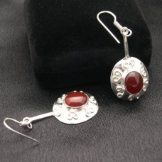 Pendientes de plata de ley y cornalina con filigrana, elaborados por un artista.