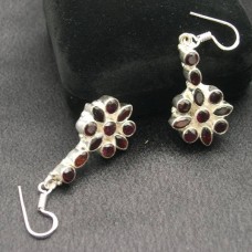 Pendientes de plata de ley y racimo floral de granates, elaborados por un artista.
