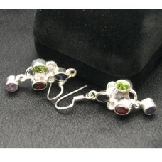 Pendientes colgantes de plata de ley con múltiples piedras preciosas, elaborados por un artista.