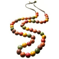 Collar trenzado de 50 cuentas teñidas de Maria Oiticica, de la diseñadora Maria Oiticica.