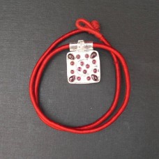 Collar con colgante de amatista en plata de ley con cordón, elaborado por un artista.
