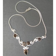 Collar con cadena de plata de ley y cuarzo ahumado, elaborado por un artista.