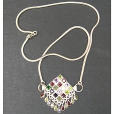 Collar colgante de plata de ley y piedras preciosas variadas, elaborado por un artista.