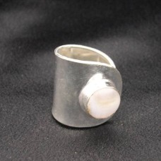 Anillo ajustable de plata de ley con incrustaciones de cabujones de concha, elaborado por un artista.
